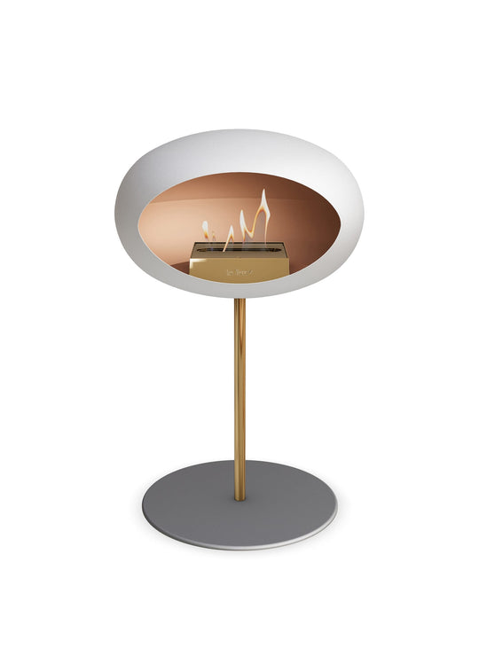 Le Feu Low Dome en blanc : cheminée autoportante au design affirmé.