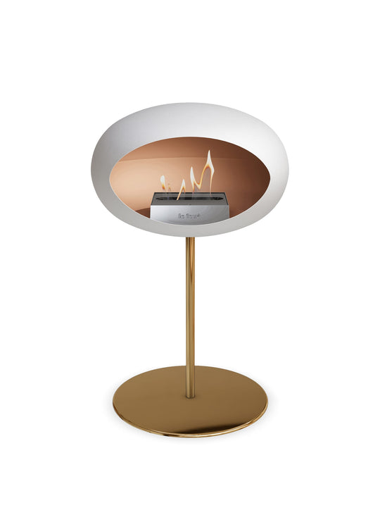 Le Feu Low Dome en blanc : cheminée autoportante fine et moderne.