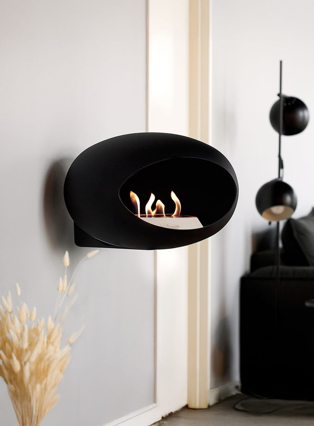 Cheminée murale Wall Dome noir de Le Feu : design intemporel et chaleur cosy.