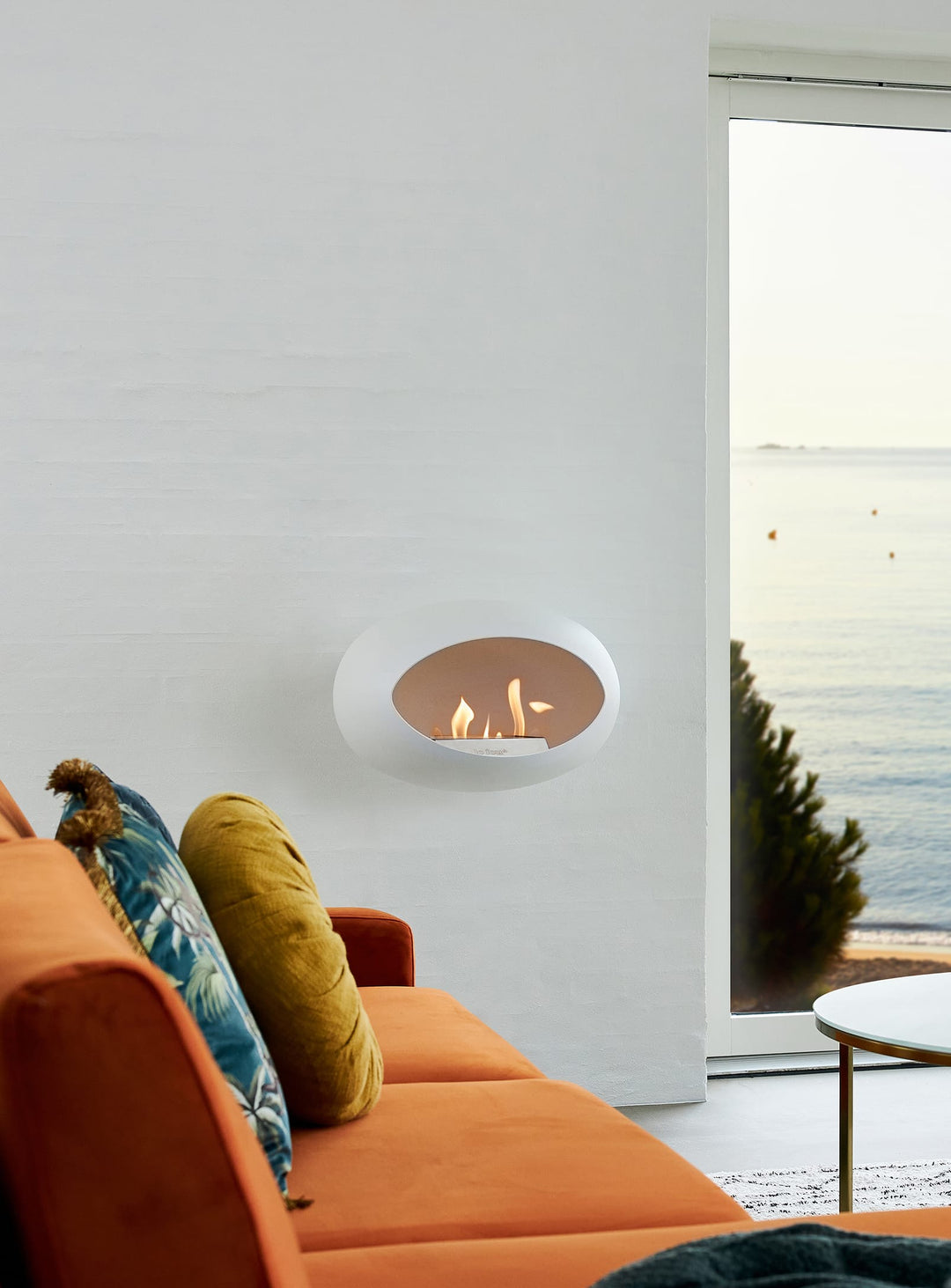 Cheminée murale Wall Dome en blanc de Le Feu : design compact et chaleur élégante.