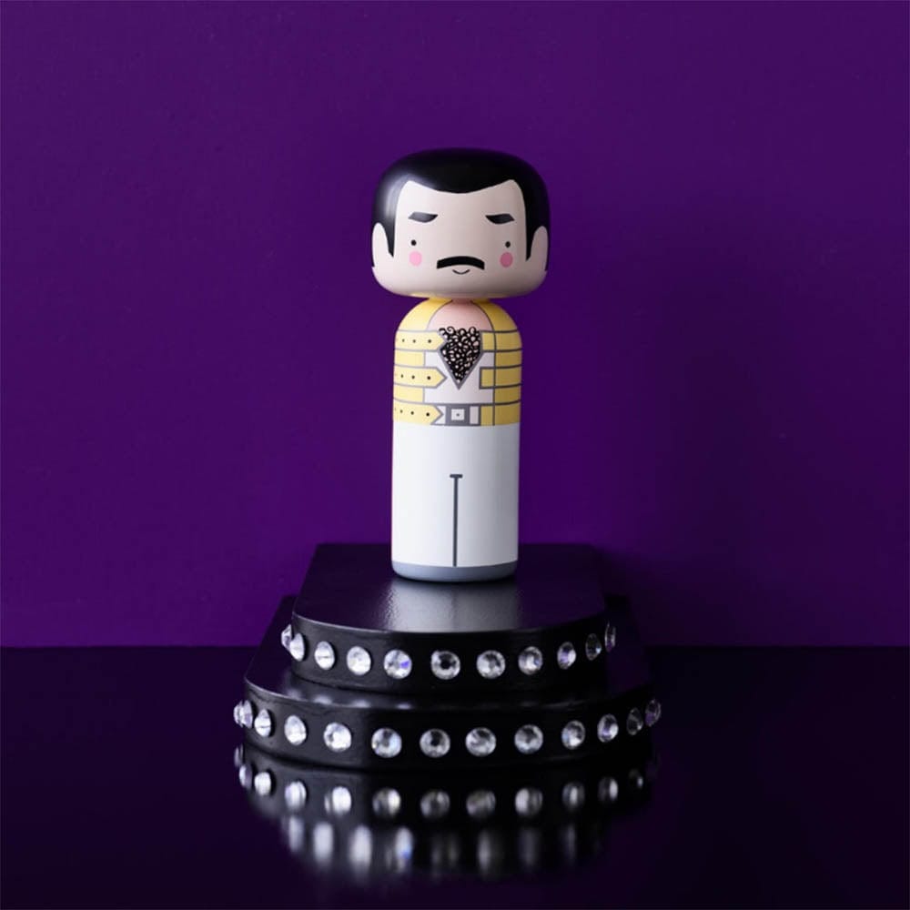 Découvrez la poupée Kokeshi Freddie Mercury par Lucie Kaas, une célébration unique de l'icône rock. Laissez-vous séduire par son charisme et son style légendaires en miniature.