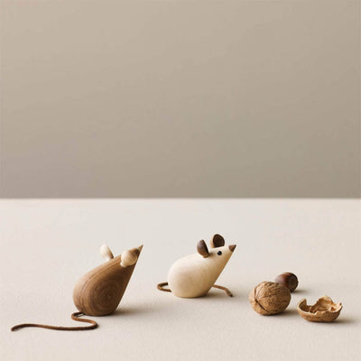 Les souris de Theodor Skjøde, des pièces remarquables par Lucie Kaas, incarnent la passion et l'artisanat de ce talentueux sculpteur de personnages en bois. Chaque souris est unique, mettant en valeur la qualité et la chaleur du bois utilisé.