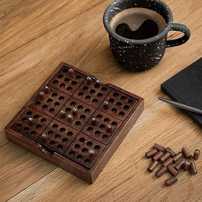Élevez votre expérience de sudoku avec le plateau en bois artisanal de Luckies. Un jeu classique, une touche d'élégance, et une qualité tactile inégalée.