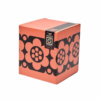 Le pot orange Geo Flower réinvente le motif classique de Hornsea dans une gamme de pots de rangement. Fabriqué en grès avec un couvercle en liège, chaque pièce incarne l'artisanat britannique.