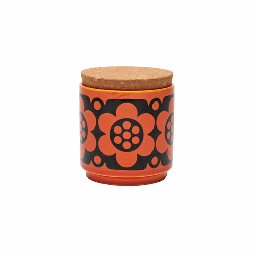 Découvrez l'élégance rétro du pot orange Geo Flower, inspiré du motif original de Hornsea. Chaque pot, en grès émaillé à la main, est une œuvre d'art unique, avec un couvercle en liège pour une touche de sophistication.