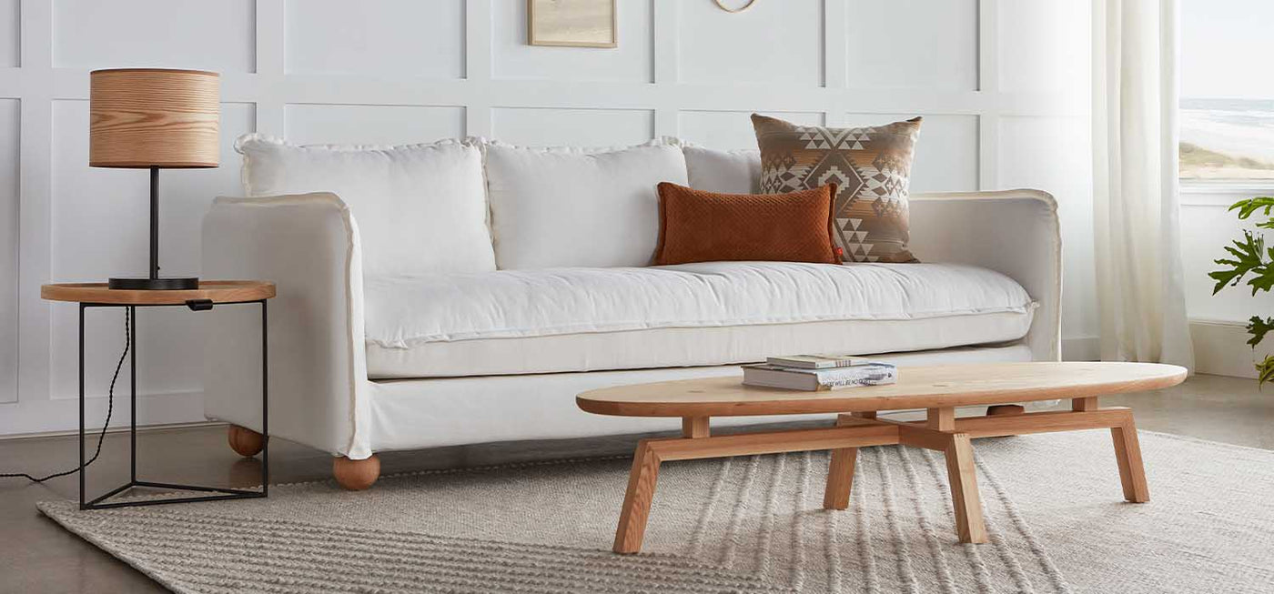 Le sofa Monterey par Gus* modern incarne une ambiance décontractée et côtière, avec une assise profonde et de luxueux coussins de dossier, parfaits pour se prélasser un dimanche paresseux. Les pieds sphériques en bois massif ajoutent une touche organique