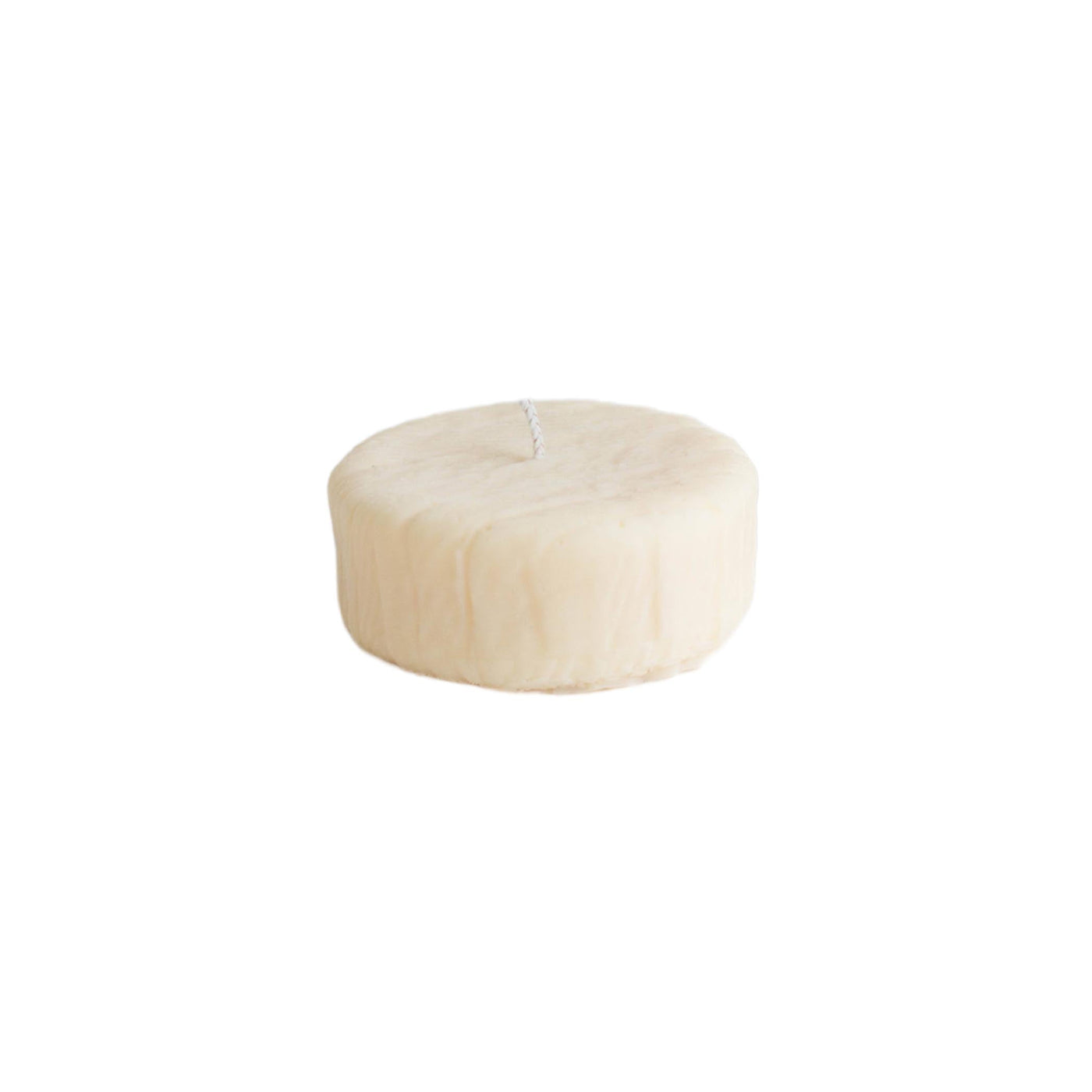 Éveillez vos sens avec la bougie camembert de Nata Concept Store. Compacte et irrésistible, elle séduit les amateurs de fromage tout en créant une ambiance conviviale.
