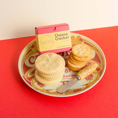 Égayez votre décoration intérieure avec la bougie Crackers au fromage de Nata Concept Store, une création amusante et délicieuse qui apporte une touche d'originalité et de bonne humeur à votre quotidien.