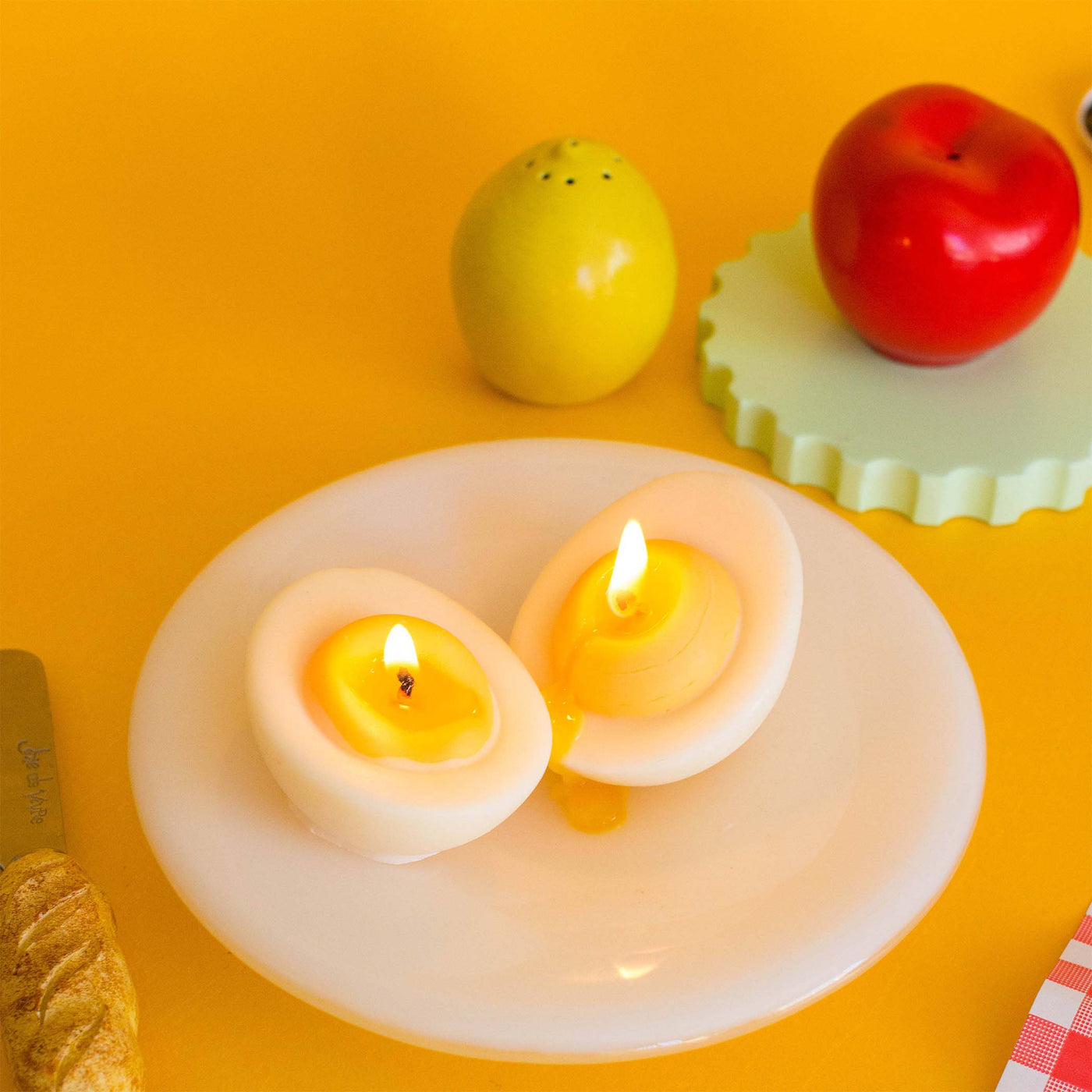 Faites de chaque instant un moment privilégié avec le duo de bougies en forme d'œuf à la coque par Nata Concept Store, qui apportent une touche de douceur et de chaleur à votre intérieur.