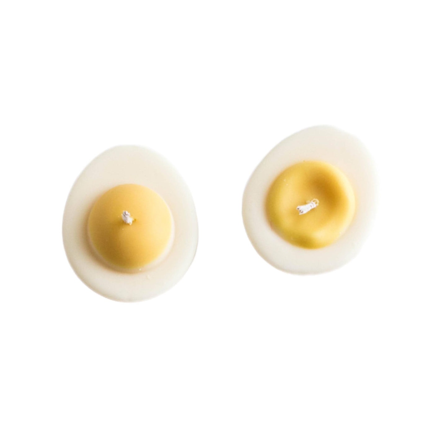 Laissez-vous séduire par la magie de ces bougies en forme d'œuf à la coque par Nata Concept Store, qui illuminent votre espace de leur lueur douce et réconfortante, créant ainsi une ambiance apaisante.