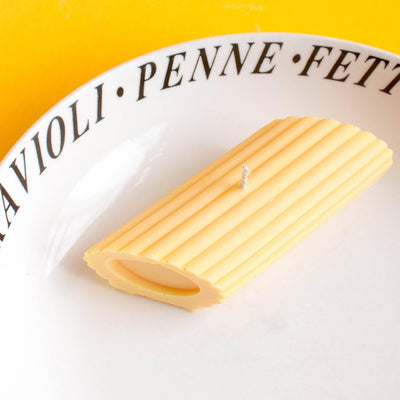 Découvrez l'art de la bougie Penne de Nata Concept Store, inspirée des délices de la cuisine italienne. Ses dimensions harmonieuses et son parfum envoûtant vous invitent à une expérience sensorielle unique.
