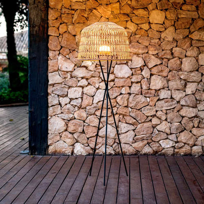 Amalfi de Newgarden : lampe sans fil, abat-jour en fibres naturelles, design unique. Stable sur trois pieds, elle s'adapte à toutes les surfaces pour une ambiance chaleureuse.