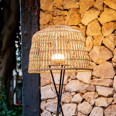 Lampe Amalfi de Newgarden : esthétique et praticité. Abat-jour tressé à la main, ampoule rechargeable de 900 lumens magnétique, contrôlable par télécommande.