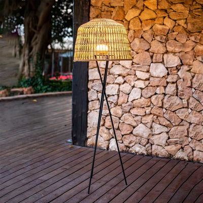Découvrez Amalfi de Newgarden : lumière chaleureuse et authentique. Abat-jour en fibres naturelles tressées, trois pieds noirs stables, ampoule rechargeable pour une expérience sans fil.