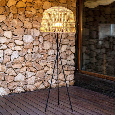 Amalfi de Newgarden : éclairage polyvalent, sans câble. Abat-jour en fibres naturelles, pieds noirs stables, ampoule rechargeable magnétique avec télécommande.