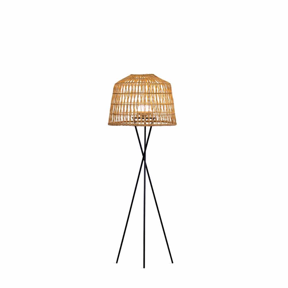 Lampe Amalfi de Newgarden : lumière élégante et sans fil. Abat-jour en fibres naturelles tressées, pieds stables, ampoule rechargeable de 900 lumens, contrôlable par télécommande.