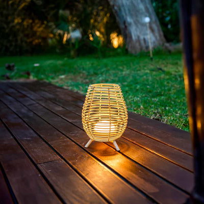 La lampe Bossa 30 de Newgarden : une pièce exquise en fibres naturelles tressées. Illuminez votre espace avec style grâce à son ampoule rechargeable portable de 900 lumens et sa télécommande pratique.