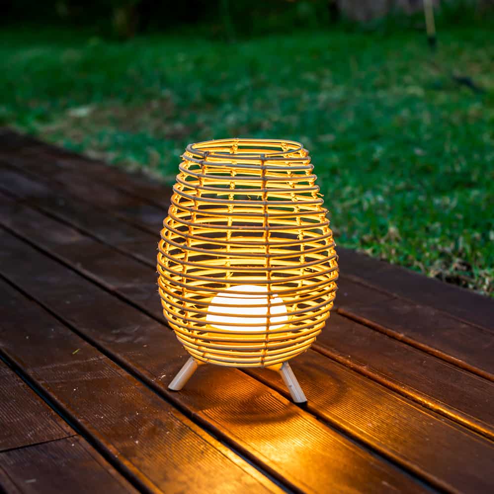 Bossa 30 : l'éclairage élégant et polyvalent de Newgarden. Cette lampe en fibres naturelles ajoute une touche chaleureuse à votre intérieur ou à votre jardin. Contrôlez-la à distance pour une ambiance sur mesure.