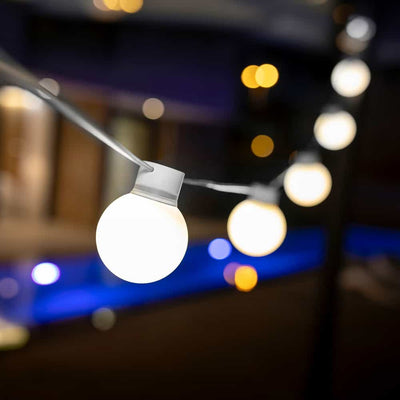 Illuminez vos moments spéciaux avec la guirlande Bruna de Newgarden. Design unique et résine ultra-résistante pour une durabilité incomparable. 10 ampoules LED créent une ambiance magique et économe en énergie