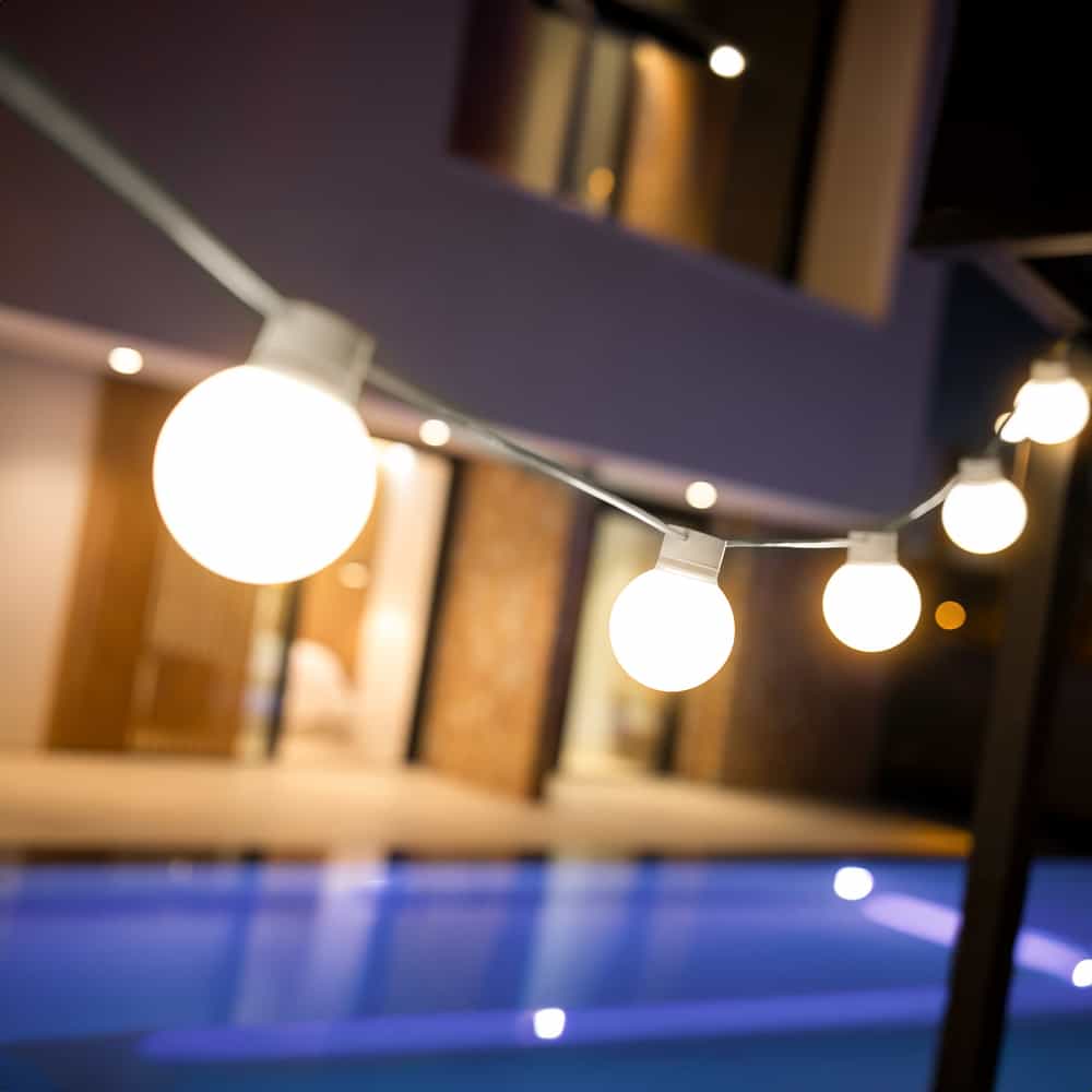 Apportez une touche de style inégalée avec la guirlande Bruna de Newgarden. Résistante aux conditions extérieures, design unique et innovant. 10 ampoules LED pour une ambiance chaleureuse et écoénergétique
