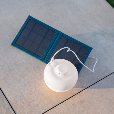 Découvrez la lampe de table portable et rechargeable Cherry de Newgarden ! Facile à installer avec sa base aimantée, cette solution d'éclairage offre une autonomie de 6 à 20 heures. Profitez d'une recharge écologique via son panneau solaire.