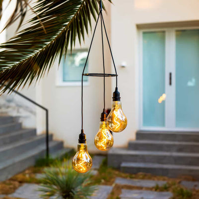 Lampe suspendue Chiara de Newgarden. Trois ampoules vintage à différentes hauteurs créent une esthétique captivante. Facile à installer, portable et éco-responsable, avec une télécommande pour un contrôle complet.