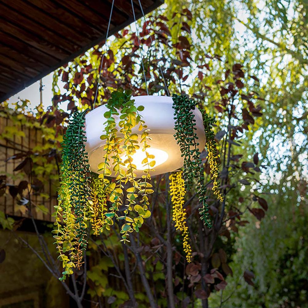 Fabriquée en polyéthylène blanc durable, la jardinière et lampe suspendue Elba de Newgarden est résistante aux intempéries et peut être utilisée à l'intérieur comme à l'extérieur.