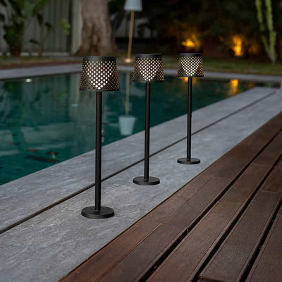 La lampe solaire Greta de Newgarden, l'éclairage de jardin polyvalent par excellence ! Transformez-la facilement en 5 versions pour créer l'ambiance parfaite. Allumage manuel ou automatique via son capteur crépusculaire, et recharge solaire ou USB.