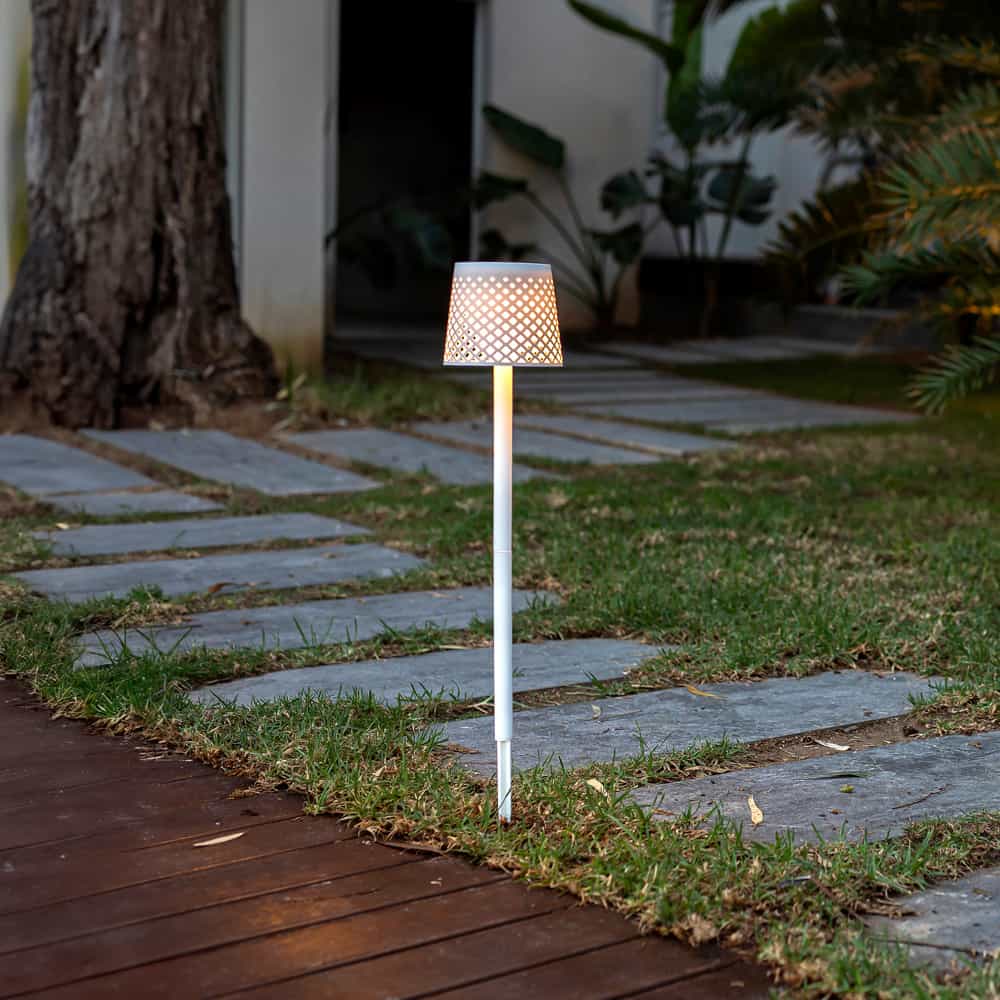 La lampe solaire Greta de Newgarden réinvente votre éclairage de jardin. 5 lampes en 1 : pied, table, piques ou murale, pour une ambiance personnalisée. Choisissez entre l'allumage manuel ou automatique grâce au capteur crépusculaire.