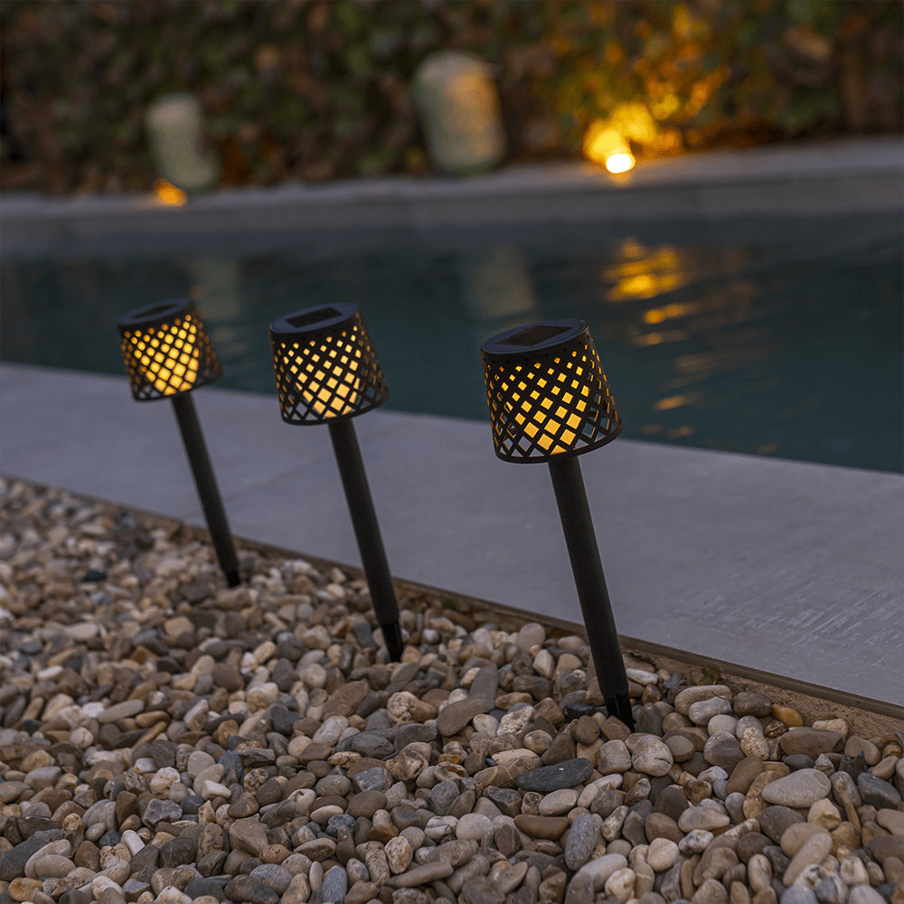 Découvrez la lampe solaire Gretita de Newgarden, une solution écologique pour éclairer votre jardin. Fabriquée à partir de plastique recyclé des océans, cette lampe rechargeable au soleil offre une luminosité éclatante sans contrainte de câbles