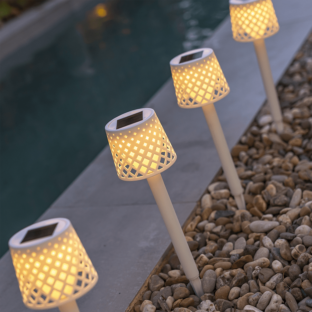 Illuminez votre jardin de manière écologique avec la lampe solaire Gretita de Newgarden. Son design ingénieux s'adapte à tous les espaces extérieurs, grâce à son fonctionnement intelligent et autonome