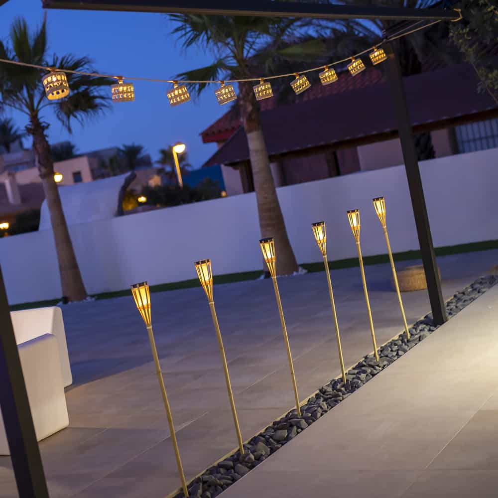 Hiama de Newgarden : pointe de jardin solaire, éclairage flamme réaliste en bambou naturel. Capteur crépusculaire, autonomie jusqu'à 16 heures. Un mariage d'artisanat et d'écologie pour votre jardin.
