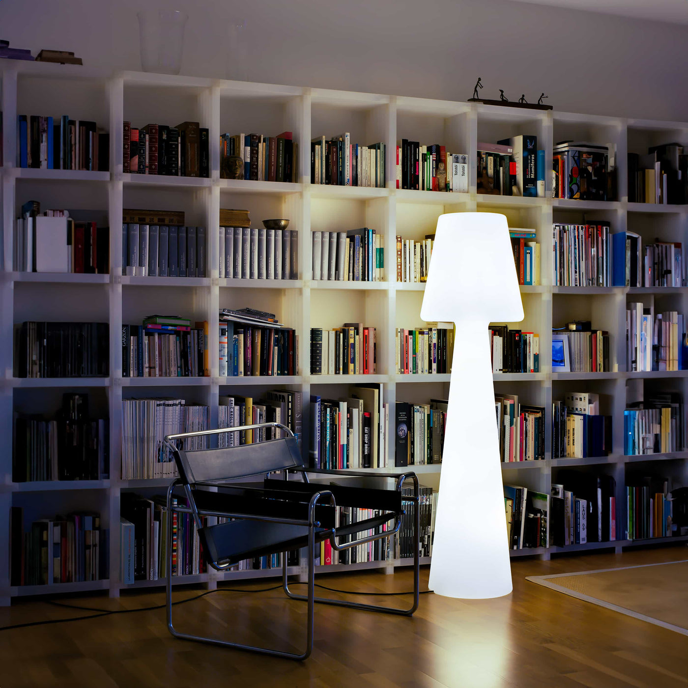 Découvrez Lola 165 de Newgarden, une lampe sur pied qui apporte une chaleur réconfortante et des couleurs vibrantes à vos espaces intérieurs et extérieurs. Une création emblématique qui a conquis le cœur de l'Europe.