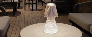Éclairez avec style grâce à Lola Lux de Newgarden. Son design en polyamide transparent et ses détails miroir en font un choix élégant. Personnalisez l'intensité de l'éclairage selon vos besoins avec cette lampe durable.