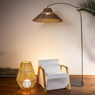 Explorez le monde révolutionnaire de Niza de Newgarden, une lampe sur pied LED conçue pour les jardins canadiens, alliant fonctionnalité et style sans câbles contraignants.