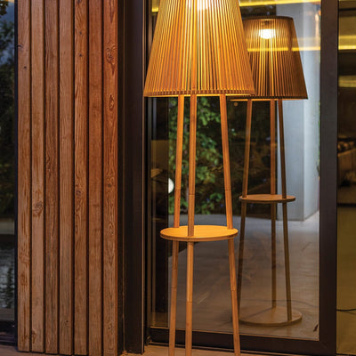 La lampe sur pied Okinawa de Newgarden est un lampadaire innovant qui peut être transporté facilement partout où vous le souhaitez, car elle ne nécessite pas de câble. Elle est fabriquée en bambou naturel durable .