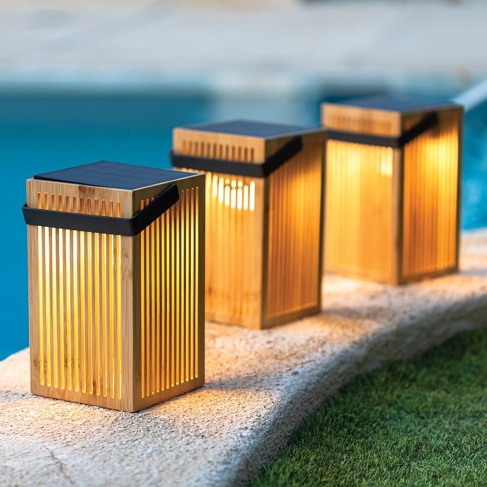 La lanterne Okinawa de Newgarden est une belle pièce en bambou fait main qui s'adaptera parfaitement à toute terrasse ou jardin grâce à son design organique aux lignes épurées.