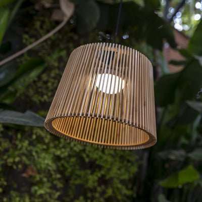 Découvrez la lampe suspendue Okinawa de Newgarden, fabriquée à la main en bambou, au design organique et évasé. Un incontournable pour terrasses et jardins, combinable avec d'autres produits de la série Okinawa pour une touche harmonieuse de nature.