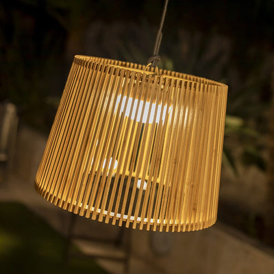Ajoutez une touche de nature à votre extérieur avec la lampe suspendue Okinawa en bambou de Newgarden. Associez-la à la lanterne ou à la lampe sur pied Okinawa pour créer un ensemble lumineux et harmonieux.