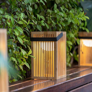 Découvrez la beauté organique de la lanterne Okinawa en bambou de Newgardern. Harmonisez votre jardin avec cette pièce fait main, associable à d'autres lampes de la série pour un ensemble cohérent.
