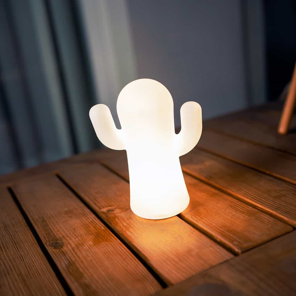Laissez-vous charmer par Panchito de Newgarden, la lampe de table inspirée du cactus mexicain. Son design unique et ses couleurs éclatantes en vert lime ou blanc ajoutent une touche d'originalité à votre décoration