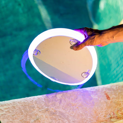 Papaya de Newgarden : la lampe sans fil conçue pour les piscines. Recharge solaire, télécommande, placement polyvalent. Transformez votre espace aquatique avec cette solution d'éclairage pratique et esthétique.