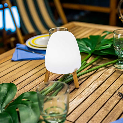 Ajoutez une touche d'originalité à votre décoration avec la lampe de table Rocket 20 de Newgarden. Alliant élégance et fonctionnalité, cette lampe en bois magnifiquement travaillé crée une ambiance chaleureuse, que ce soit à l'intérieur ou à l'extérieur.