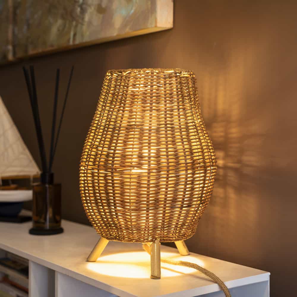Saona de Newgarden : l'élégance naturelle de la lumière. Cette lampe en fibres naturelles tressées crée une atmosphère accueillante et apaisante dans tous les coins de votre maison.