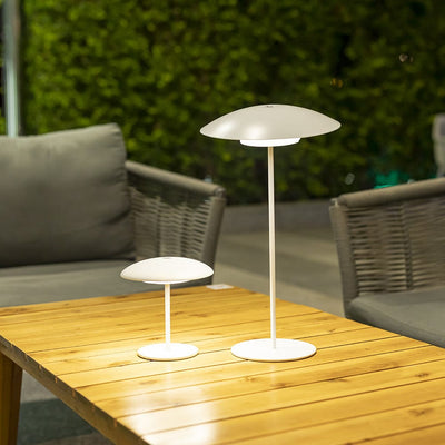 Avec une autonomie de batterie allant jusqu'à 20 heures, selon l'intensité de la lumière pendant l'utilisation, la lampe de table sans fil Sardinia de Newgarden est un choix pratique pour tout espace.