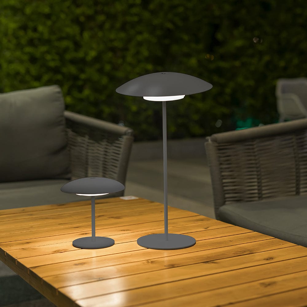 La lampe de table Sardinia de Newgarden est un ajout élégant et pratique à n'importe quel espace. Avec sa hauteur idéale, elle s'adapte parfaitement à toutes les tables, bureaux ou chambres.