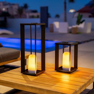 Illuminez votre jardin avec la lanterne métallique Siroco de Newgarden. Installation facile grâce à son aimant intégré. Design élégant pour une ambiance chaleureuse. Télécommande incluse pour personnaliser l'éclairage