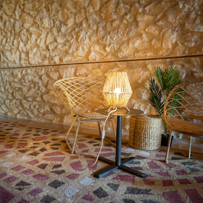 Sisine 30 de Newgarden : l'éclairage naturellement enchanteur pour votre intérieur. Fabriquée à la main en fibres naturelles tressées, elle offre une ambiance chaleureuse et une polyvalence remarquable.