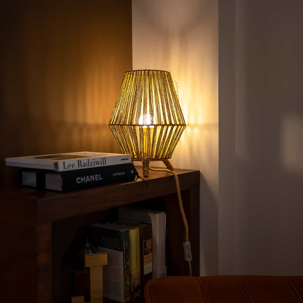 Sisine 30 : l'élégance naturelle de Newgarden dans une lampe décorative. Sa lumière portable rechargeable et sa télécommande vous offrent un contrôle total de l'ambiance lumineuse, où que vous soyez.
