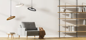 La silhouette ronde, pure et élégante de la lampe suspendue Nivél de Pablo Designs, présente une palette colorée d'abat-jour filés combinée à un moteur de lumière LED pivotant sur l'axe pour concentrer la lumière vers le bas.